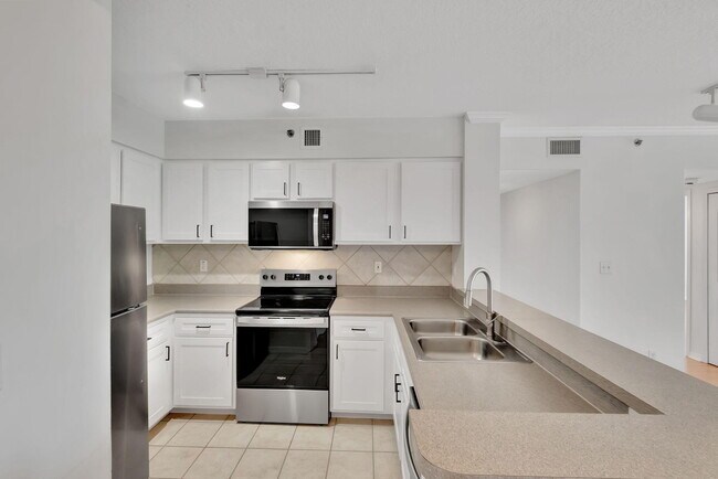 Building Photo - 2665 SW 37th Ave