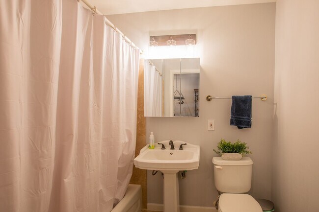 Building Photo - Amazing 1 BR/1 BA Condo in Dupont Circle!