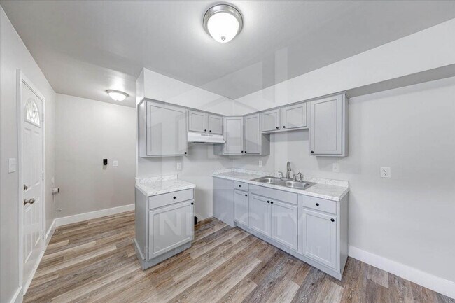 Building Photo - 1565 Martin St