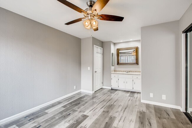 Building Photo - Move-in ready 2-Bed, 2-Bath Condo