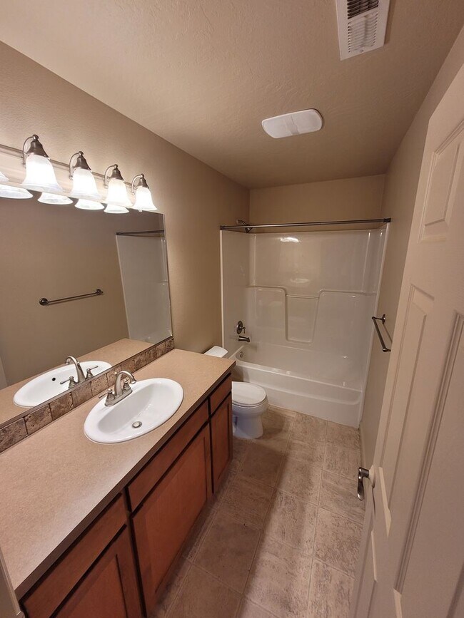 Building Photo - Beautiful 5 bedroom 3 bath home in Lebanon