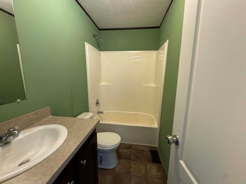 Building Photo - 48581 Pineview Dr