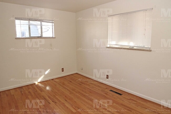 Building Photo - 1215 Lynnwood Dr