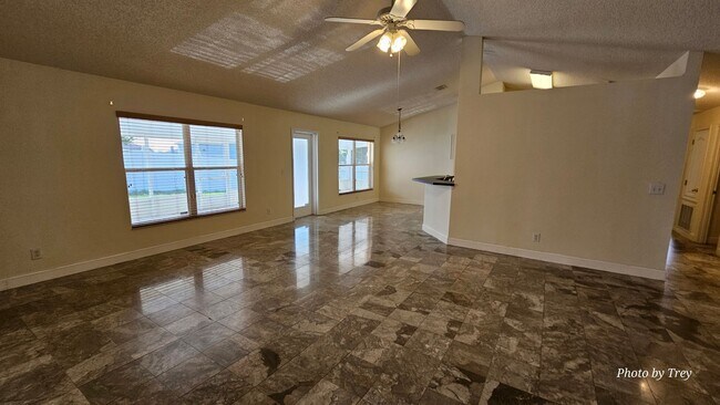 Building Photo - 3 Bed 2 Bath 2 Car Garage