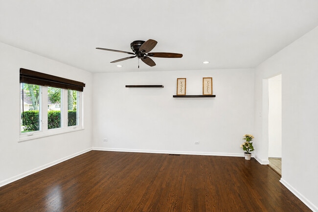Building Photo - 697 Hickory Dr