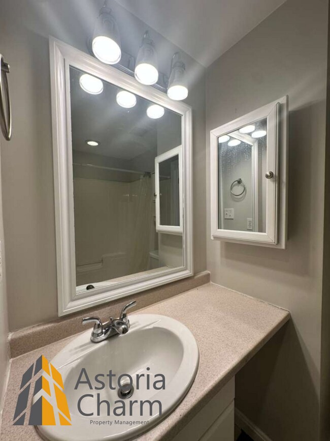 Building Photo - 3 Bedroom Home with Rooftop Views and Modern Finishes