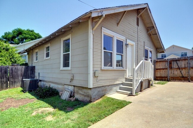 Building Photo - 2 Bedroom Bungalow - COMING SOON.