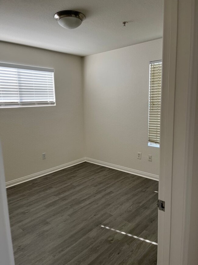 Building Photo - Lovely Townhome In The Spectrum Community For Lease