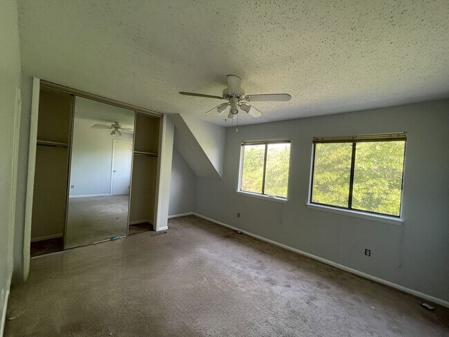 Building Photo - AWESOME TOWN HOME STEPS AWAY FROM BEACH ACCESS