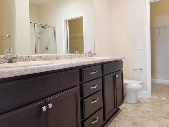 Building Photo - Spacious 3 Bedroom 2.5 Bath Townhome with ...