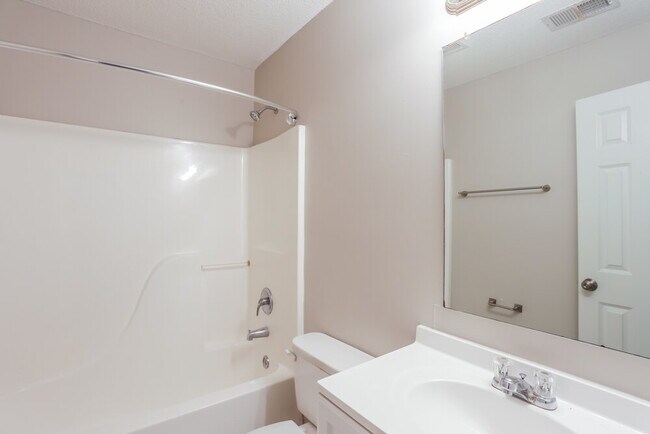 Building Photo - 2571 Hunters Pointe Dr