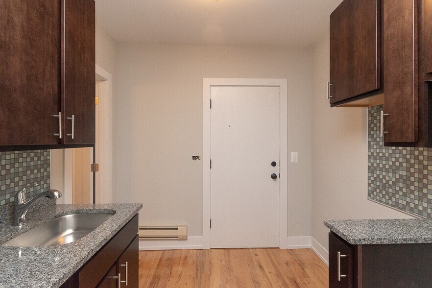 Building Photo - 755 W Cornelia Ave