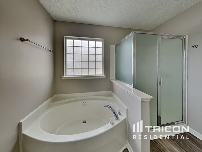 Building Photo - 2208 Ballingarry Dr
