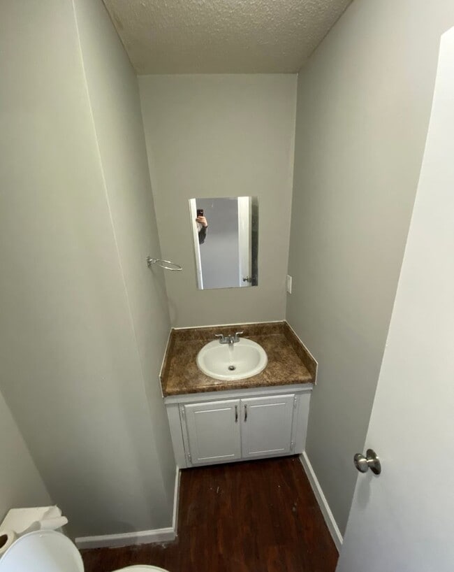 Building Photo - **Spacious 2 Bedroom | 1.5 Bath with Functional Layout**