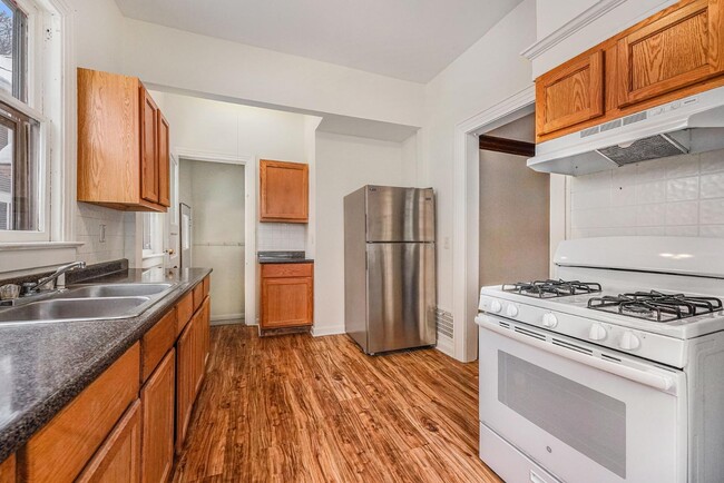 Building Photo - 572 Madison Ave SE