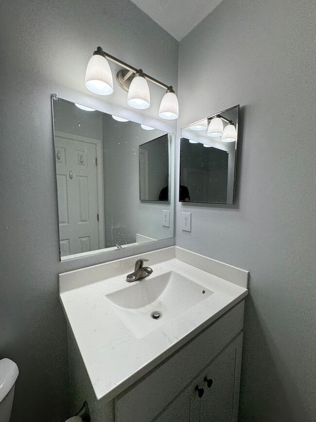 Building Photo - Charming 2-Bed, 2.5-Bath Home in Vibrant Norfolk   " ASK ABOUT OUR ZERO DEPOSIT"