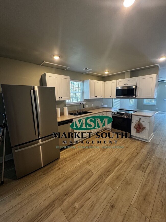 Building Photo - STUNNING COTTAGE IN SAVANNAH!