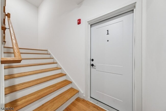 Building Photo - 52 James St