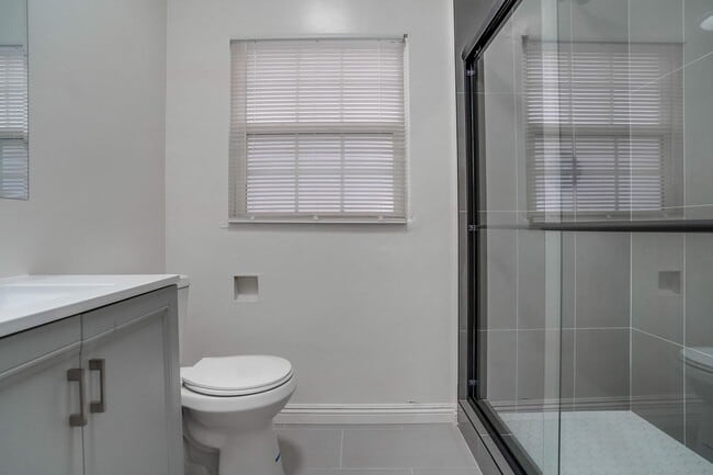 Building Photo - Beautifully Updated and Spacious 1B/1B in Belmont Shore!