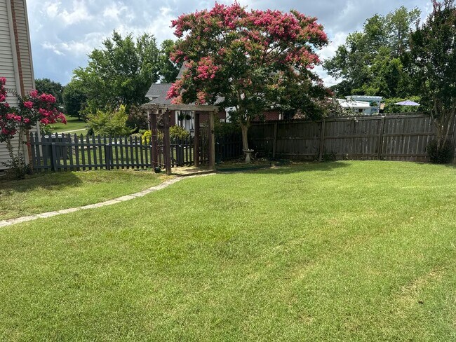 Building Photo - FOR LEASE- 4 BEDROOM FURNISHED HOME IN MT....