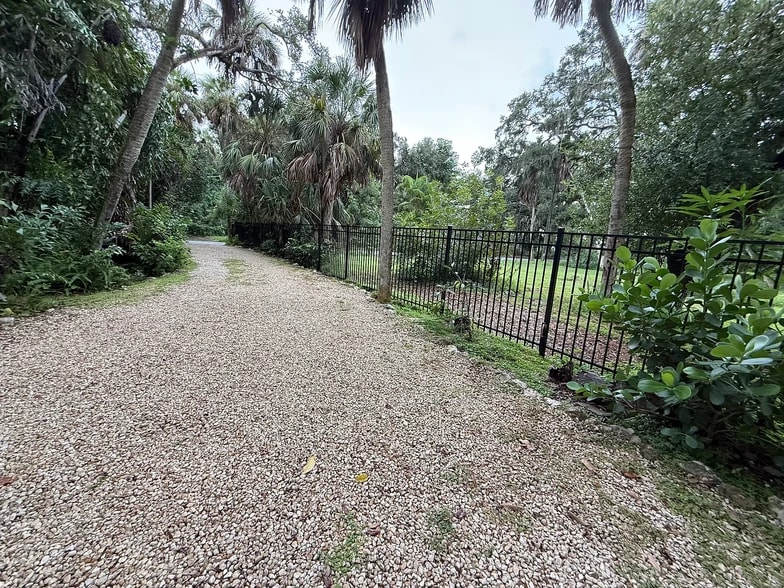 Driveway to secluded property - 2795 Riverside Dr