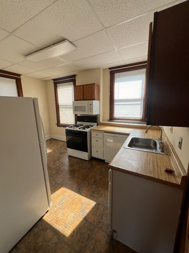 Building Photo - Spacious 2-Bed Near UC Medical Campus — Modern Updates, Central HVAC, Off-Street Parking