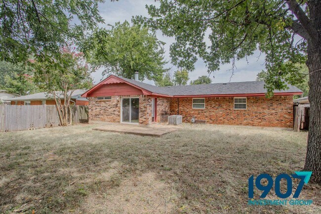 Building Photo - 1618 Village Dr