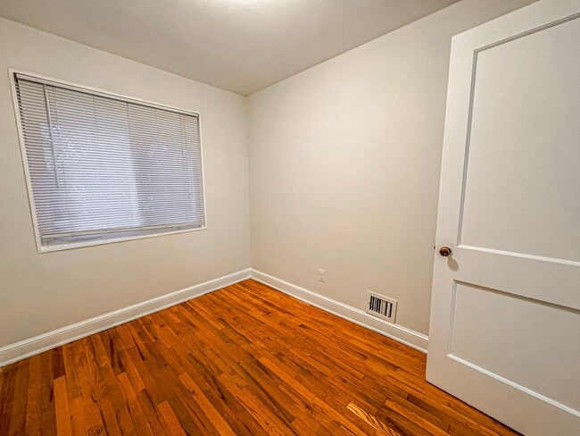 Building Photo - Beautiful 3 Bed 1 Bath End Row Brick Townhouse With Fenced In Yard In River Terrace