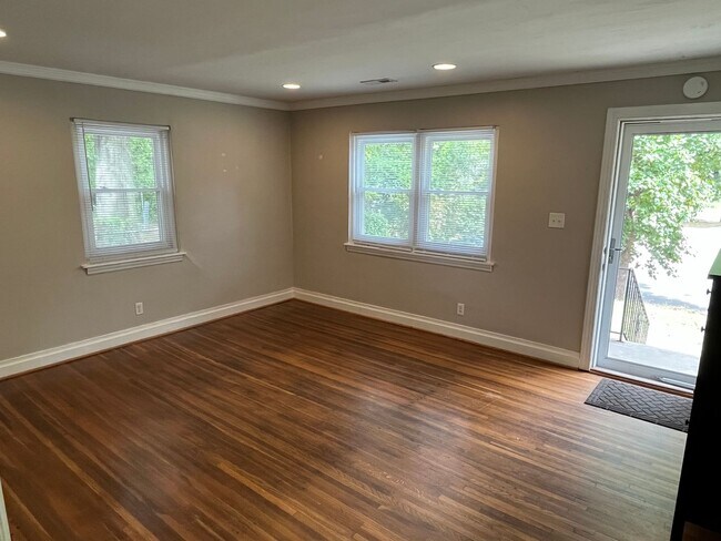 Building Photo - Convenient 2 Bedroom Duplex in SouthEnd