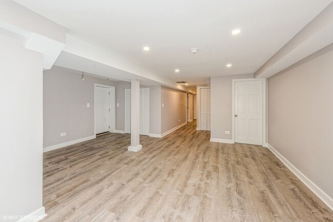 Building Photo - 2626 N Ridgeway Ave