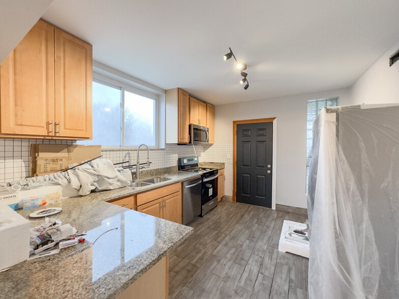 Building Photo - 2617 W Rascher Ave