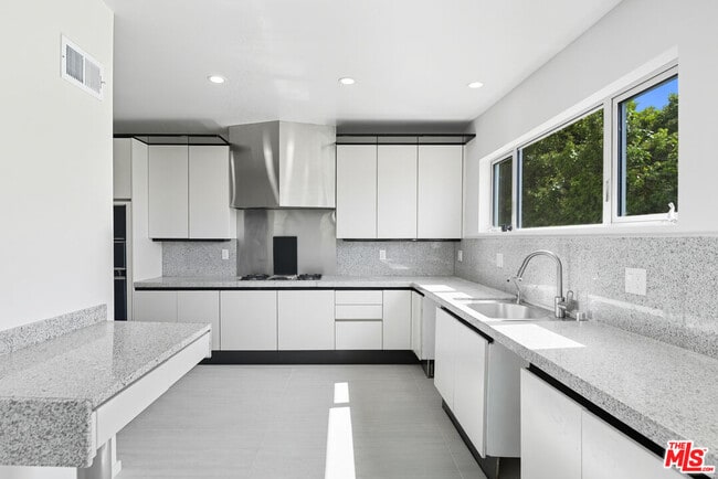 Building Photo - 1591 Lindacrest Dr