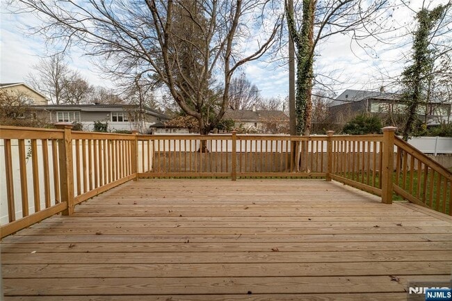 Building Photo - 10 Eastbrook Dr