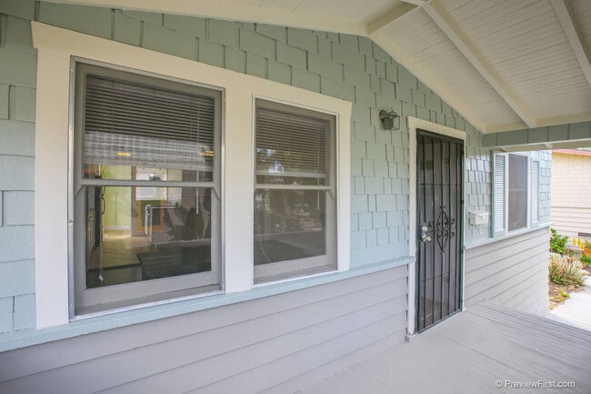 Building Photo - Adorable 2 Bedroom Cottage with Fenced yard, Washer+Dryer, Dishwasher, Reserved Parking!