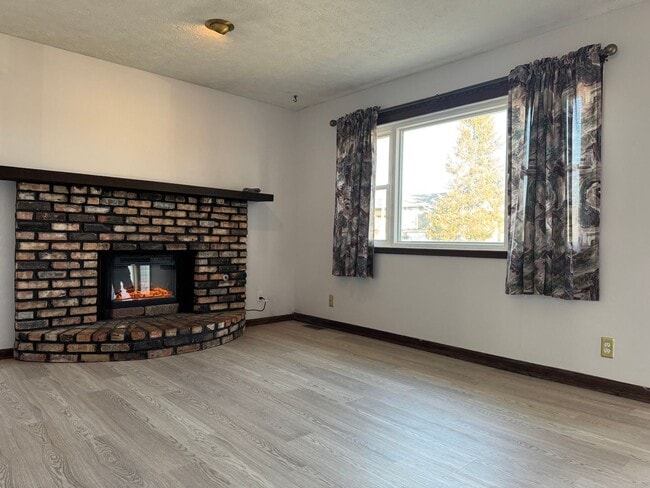 Building Photo - Comfortable 3-Bedroom Home with Park Access & Easy Commute