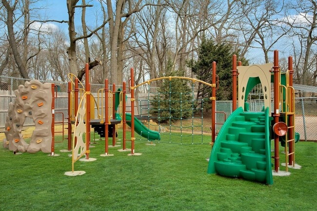 Building Photo - 23 Meadowood Dr