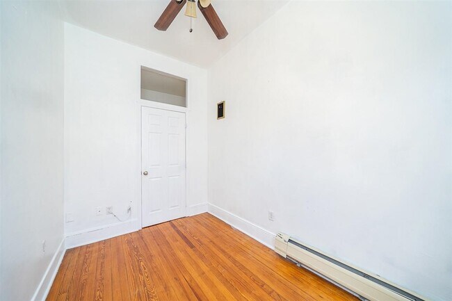 Building Photo - 516 Adams St