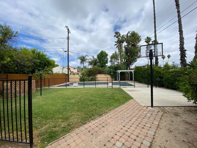 Building Photo - Tarzana Lifestyle: Elegant Home with Pool,...