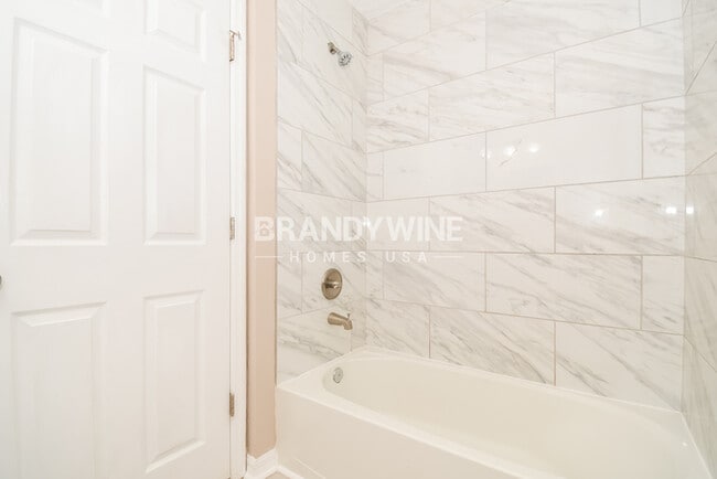 Building Photo - 11856 Lake Bend Cir