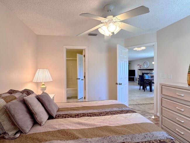 Building Photo - Two-Bedroom Lakeview Condo in Winterset Co...