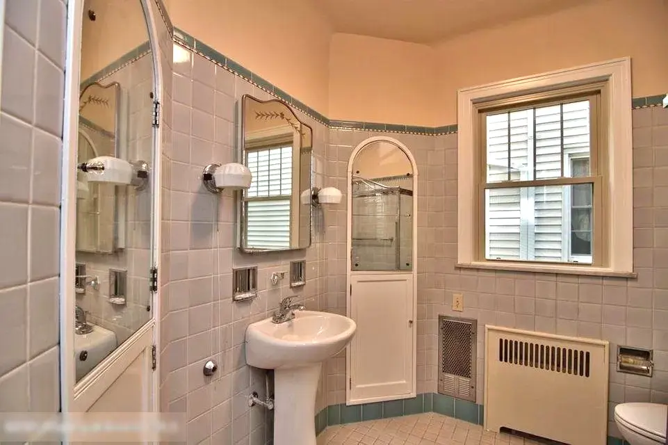 Bathroom 1/ tub - 638 Taylor Ave