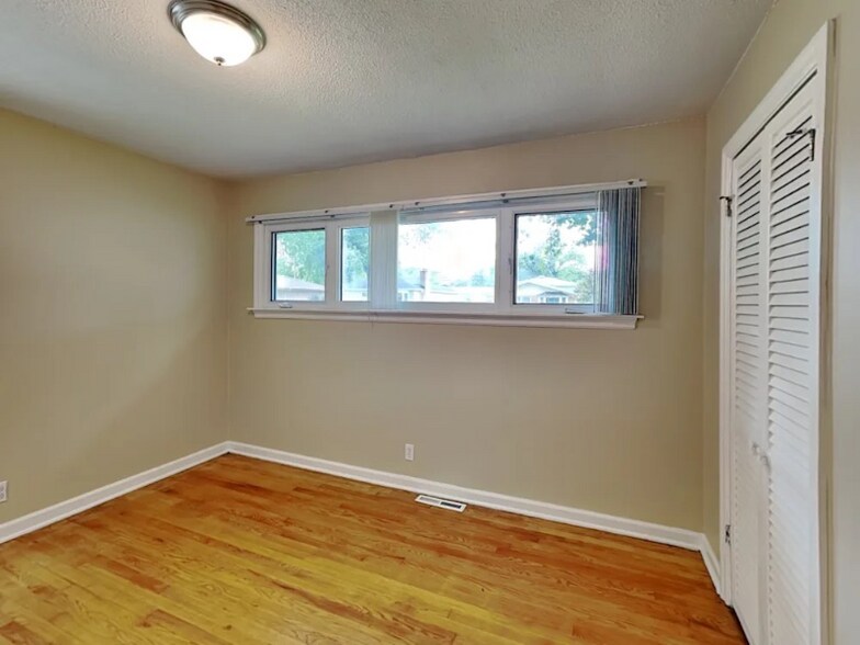 Building Photo - 9219 S 51st Ave