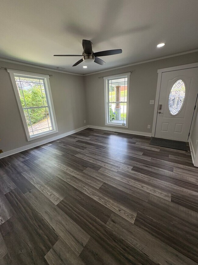 Building Photo - 3 Bedroom 2 Bath Home in Greenville