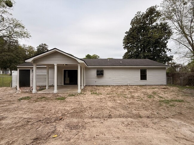 Building Photo - Prime Beaufort Location – 3BR/2BA | No HOA | Fenced Yard