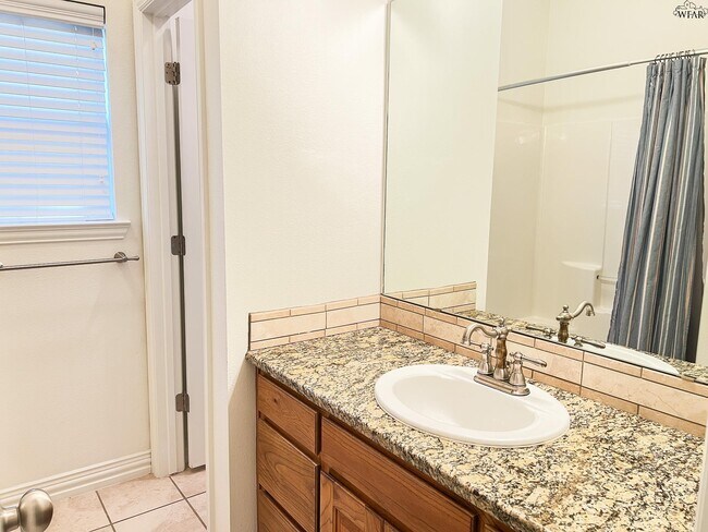 Building Photo - 1703 Rockridge Dr