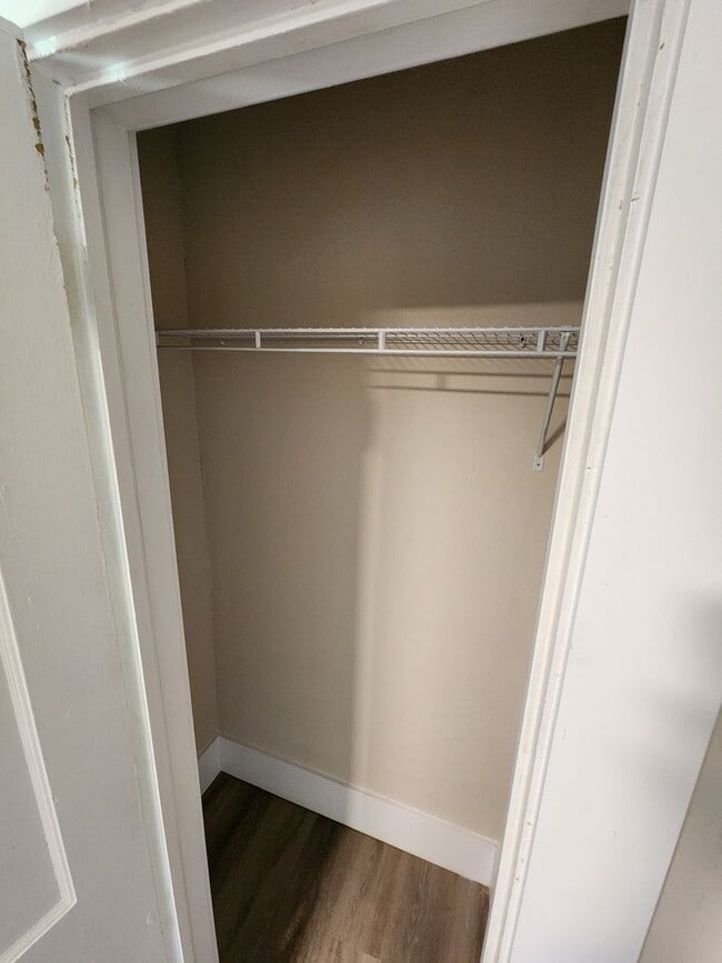 Building Photo - Spacious 2-Bedroom, 1-Bathroom Home AVAILABLE NOW!!