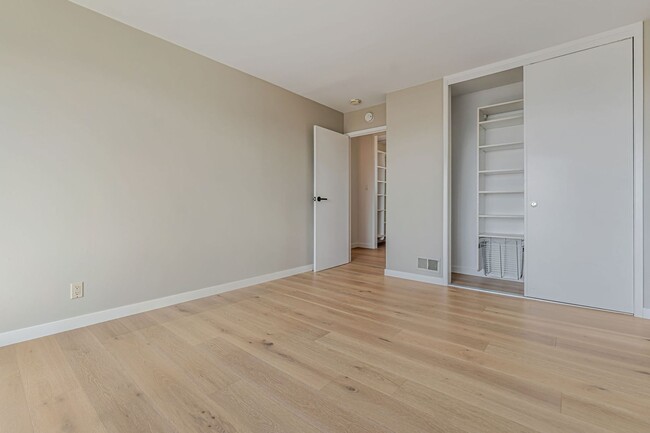 Building Photo - Stunning Three Bedroom Home in Westwood Hi...