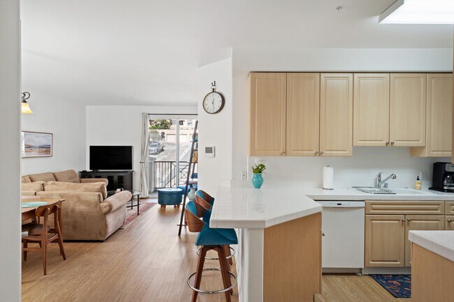 Building Photo - Discover Ventura's Downtown and Coastal Lifestyle