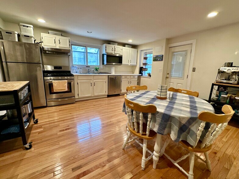 Primary Photo - 68 McBride St