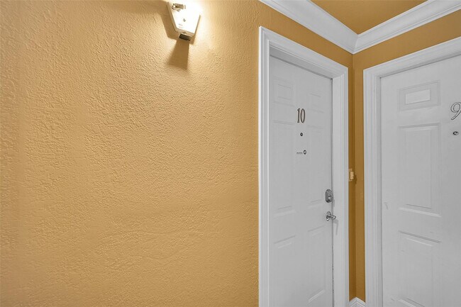 Building Photo - 4525 Poinciana St